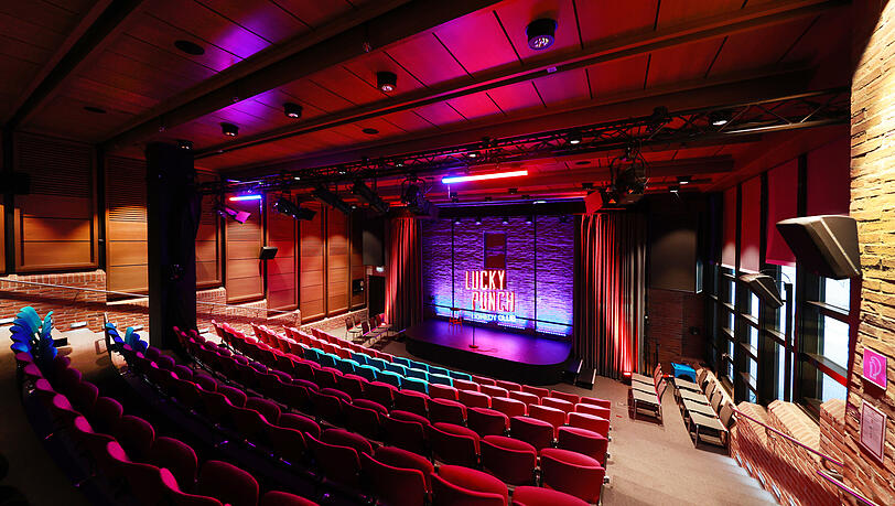 Der Lucky Punch Comedy Club befindet sich im ehemaligen Carl Amery Saal im Gasteig am Rosenheimer Platz.